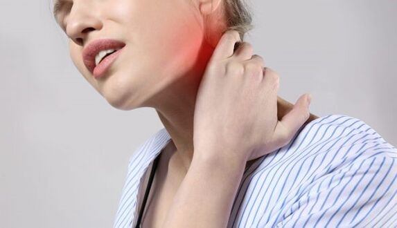 Pri osteochondróze krčnej chrbtice sa objavuje bolesť v krku a ramenách