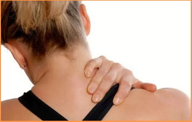 Cervikálna osteochondróza sa prejavuje bolesťou a stuhnutím krku. 