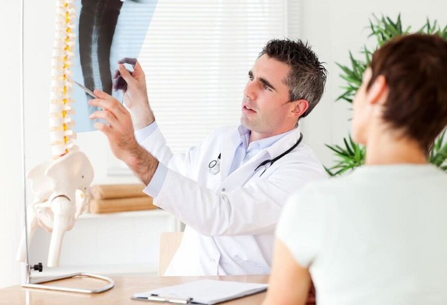 lekár skúma röntgen na diagnostiku hrudnej osteochondrózy